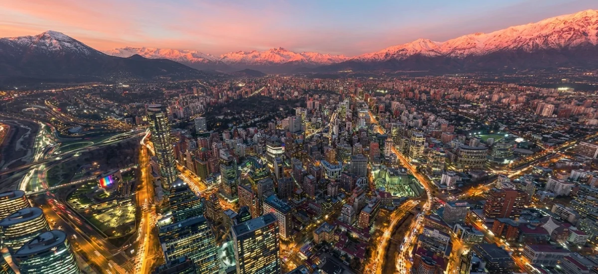 Vista panorámica de Santiago y la cordillera desde altura